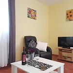 Ella Apartman *