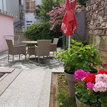Ella Apartment *