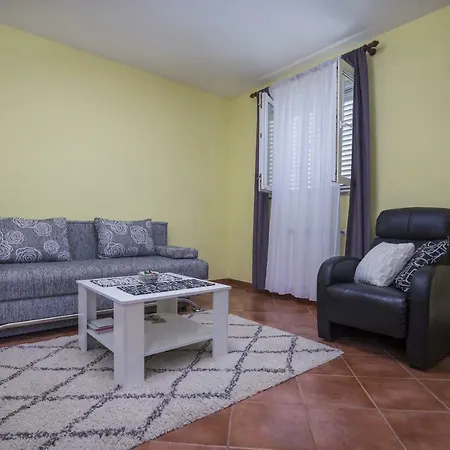 Ella Апартаменты Ровинь